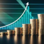 Pilha de moedas douradas organizadas em crescimento progressivo sobre uma mesa, representando o efeito dos juros compostos ao longo do tempo. Ao fundo, um gráfico exponencial ascendente simboliza o aumento do capital investido, destacando a importância do longo prazo nos investimentos financeiros.